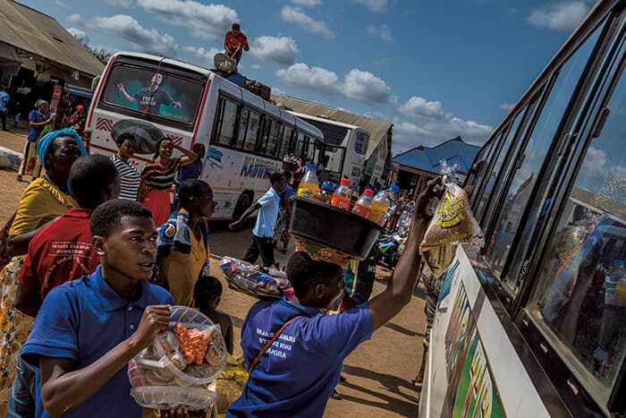 ミクミ国立公園から続く舗装道路の終着点であるイファカラの町のバス停留所にごった返す人々。ここからウズングワの山々に沿って遠隔地に向かう道路が延びている