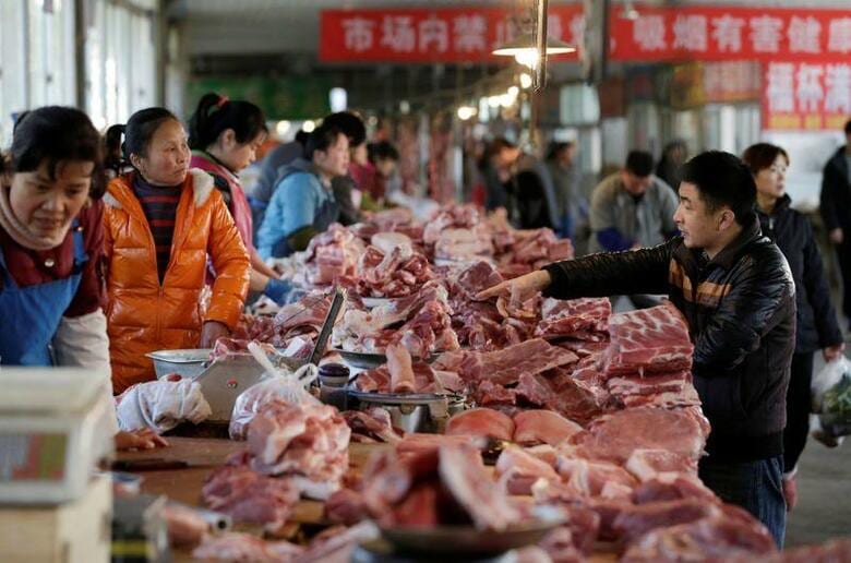 中国の食肉輸入業者は、荷物の通関遅延と需要への打撃を懸念している。国内主要諸港の天津港で、新型コロナウイルス検査の義務付けを開始した。写真は北京で２０１６年３月撮影（２０２０年　ロイター／Jason Lee）