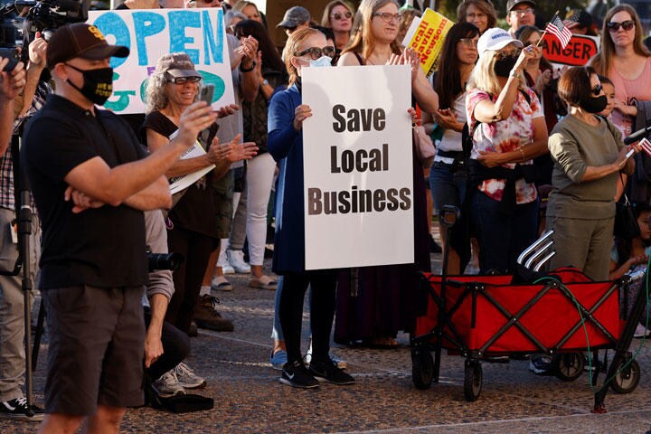 感染が再拡大するカリフォルニア州で規制強化に反対する飲食店経営者ら　Mike Blake-REUTERS