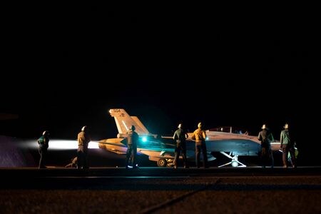 米英両軍は３日、イエメンにある親イラン武装組織フーシ派の関連施設１３拠点、計３６の標的に対し攻撃した。写真は３日、出撃する米戦闘機（２０２４年　ロイター）