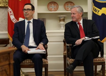 　７月２６日、ムニューシン米財務長官は共和党の追加の新型コロナウイルス対策法案を２７日に発表すると明らかにした上で、具体案を巡り民主党との溝を埋め、迅速に可決できるとの考えを示した。写真はムニューシン長官（左）とマーク・メドウズ大統領首席補佐官。７月２０日、ワシントンのホワイトハウスで撮影（２０２０年　ロイター/Leah Millis）