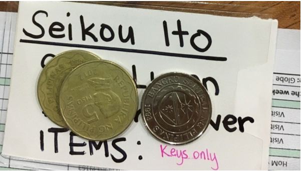 取材の最初にもらった重要な袋（小銭は俺の）。スマホ撮影。