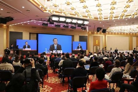 　３月１１日、中国の李克強首相は、全国人民代表大会（全人代）閉幕にあたり記者会見し、政府の２０２１年の成長率目標は低くはないと述べた。写真はスクリーンに映る李首相（２０２１年　ロイター／Martin Pollard）