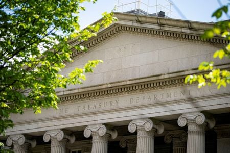 　米ニューヨーク連銀が７月２日に発表したデータによると、銀行間取引の指標となる担保付き翌日物資金調達金利（ＳＯＦＲ）が１日に５．４％まで上昇した。写真は財務省。２０２１年４月、ワシントンで撮影（２０２４年　ロイター/Al Drago）