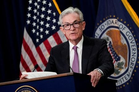 米連邦準備理事会（ＦＲＢ）のパウエル議長は２６日、成長鈍化などの「痛み」を伴ったとしても、インフレが抑制されるまで「当面」金融引き締めが必要という見解を示した。写真は７月２７日、ワシントンで記者会見するパウエルＦＲＢ議長（２０２２年　ロイター／Elizabeth Frantz）