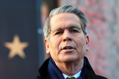 写真は1月19日、スイス・ダボスで声明を発表するベセント米財務長官。REUTERS/Denis Balibouse