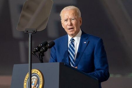 　バイデン米大統領（写真）が議会に提出した２０２２会計年度の予算教書は、歳出総額が約６兆ドルで、コロナ禍前の歳出を約５０％上回る。しかし、長期的な経済成長予測は比較的控えめな数字になっている。バージニア州ハンプトンで撮影（２０２１年　ロイター／Ken Cedeno）