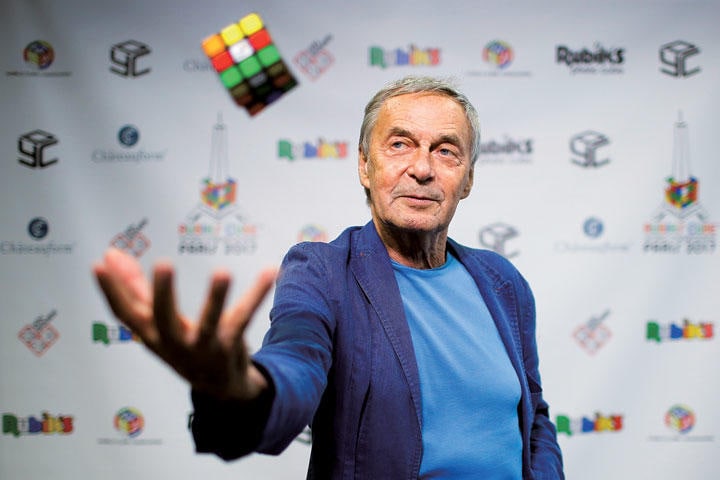 ルービック（写真）が40年前に開発した小さな立体パズルは、いま教育ツールとして人気を呼んでいる　Stephane Mahe-REUTERS