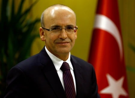 　６月２日、トルコのシムシェキ副首相は、政策措置を通じて金融市場の懸念に対応していると強調した。写真は２０１５年１２月撮影（２０１８年　ロイター/Umit Bektas）