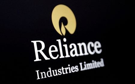 　２月２日、インドの複合企業リライアンス・インダストリーズ傘下の小売企業リライアンス・リテールは、中国発の格安衣料通販大手「ＳＨＥＩＮ（シーイン）」とのライセンス契約に基づき衣料品販売アプリ「シーイン・インディア・ファスト・ファッション」の運用を開始した。写真はリライアンスのロゴ。ボスニア・ヘルツェゴビナのゼニツァで昨年８月撮影（２０２５　ロイター／Dado Ruvic）