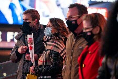 米国で２２日、新型コロナウイルス感染症による累計の死者が５０万人を突破した。ＮＹ市内のようす。１４日撮影（２０２１年　ロイター／Jeenah Moon）