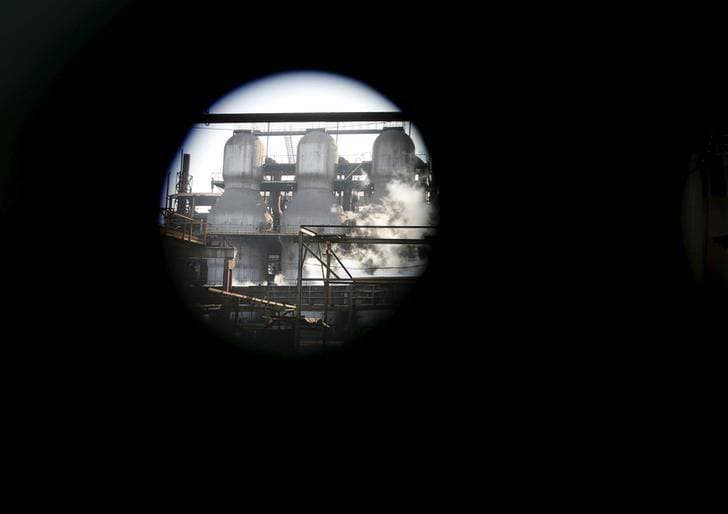 ２月２９日、春節（旧正月）の長い休暇を終えて、中国製造業の中心地に戻ってきた多くの出稼ぎ労働者は、先の見えない将来に直面している。写真は河北省の製鉄所で昨年１１月撮影（２０１６年　ロイター/Kim Kyung-Hoon）