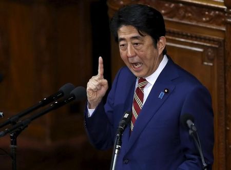 　３月７日、ムーディーズ・インベスターズ・サービスは、日本のソブリン格付けを判断するうえで重要な要素である経済成長に関し、ダウンサイドのリスクがあるとの見方を示した。写真は安倍首相、１月撮影（２０１６年　ロイター/Toru Hanai）