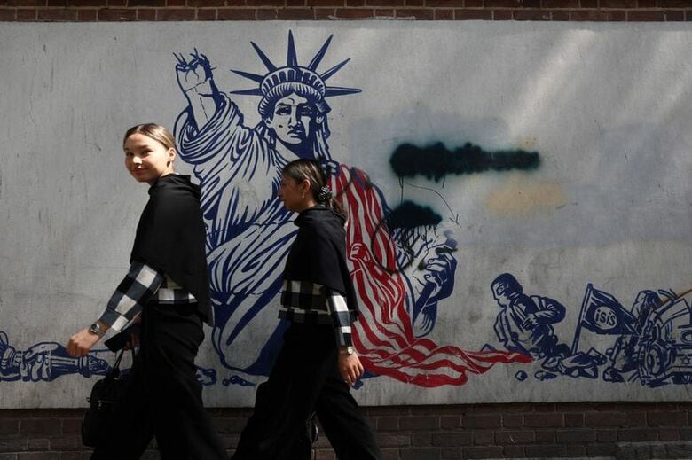 イランのテヘランで描かれた、反米の壁画。6月30日撮影。WANA提供写真。 via REUTERS