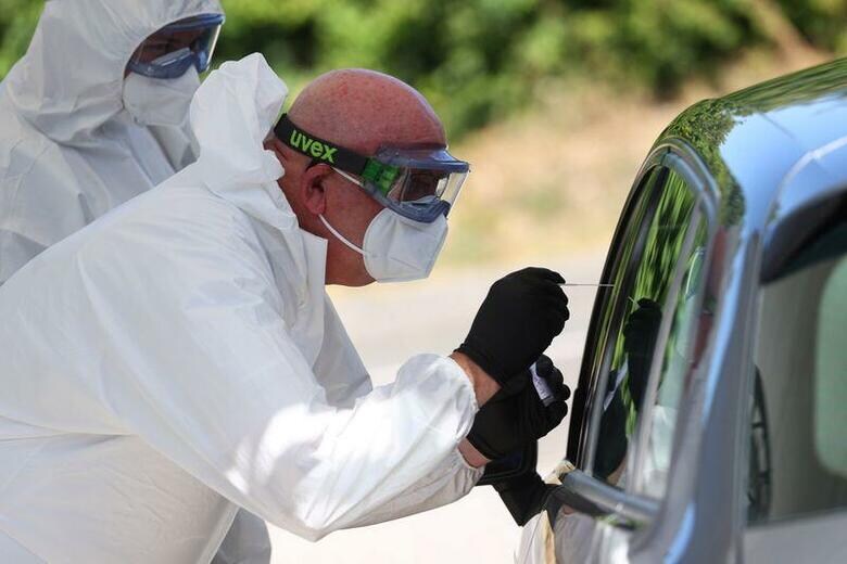 ドイツの医薬品規制当局パウル・エールリヒ研究所のシチュテク所長は、国内で来年初めにも新型コロナウイルスのワクチン接種が一部で開始できる可能性があるとの見解を示した。ルクセンブルクとの国境近くのテストセンターで旅行客を検査する係官、７日撮影。（２０２０年　ロイター/Kai Pfaffenbach）