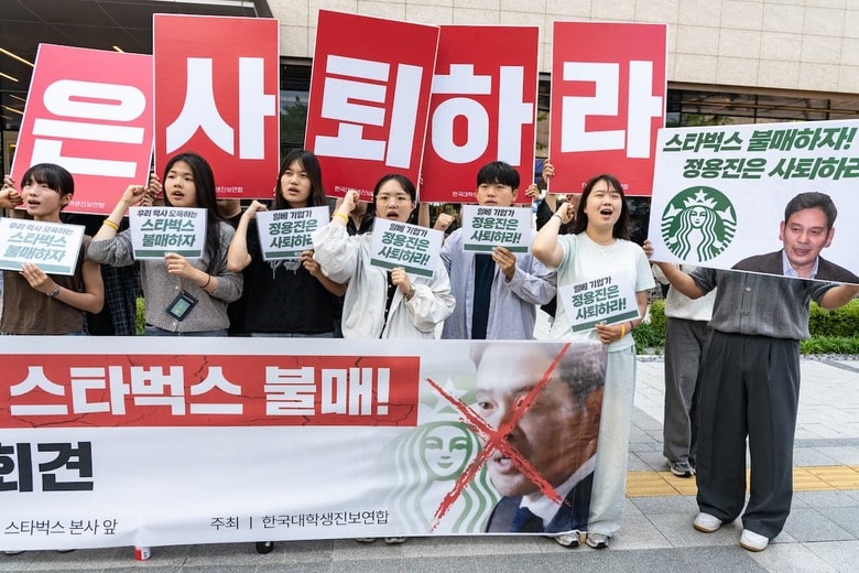スターバックス不買運動のデモに参加した若者たち　Kichul Shin/NurPhoto - REUTERS