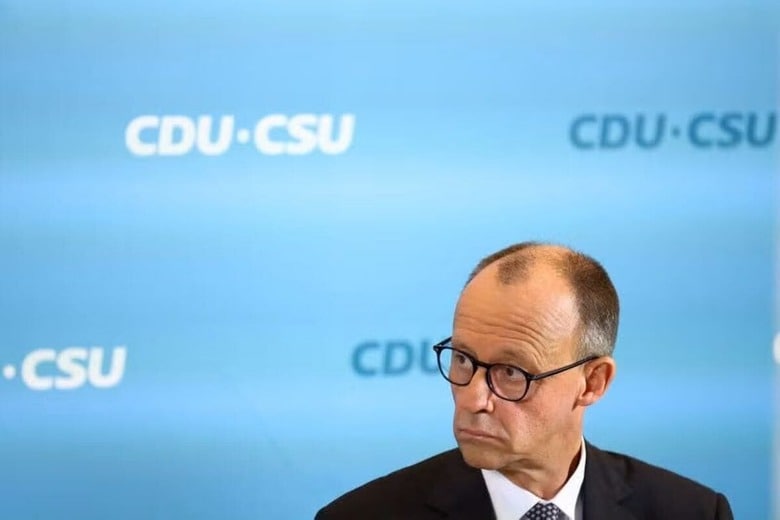 ２月２５日、ドイツ連邦議会（下院）選挙で第１党となった保守連合キリスト教民主・社会同盟（ＣＤＵ・ＣＳＵ）のメルツ党首（写真）は、財政赤字比率に上限を設ける「債務ブレーキ」の迅速な改革を否定し、議会が大規模な防衛費増額案を通過できるかどうかを判断するのは時期尚早だとの見解を示した。同日、ベルリンにて撮影（２０２５年　ロイター/Lisi Niesner）