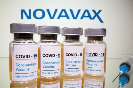 　８月３０日、米食品医薬品局（ＦＤＡ）は米バイオ医薬品会社ノババックスが開発した新型コロナウイルスワクチン改良版の緊急使用許可（ＥＵＡ）を出した。オミクロン株の変異株「ＪＮ．１株」に対応し、１２歳以上に使用できる。２０２０年１０月撮影（２０２４年　ロイター/Dado Ruvic）