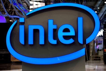 米半導体大手インテルが２８日に発表した第２・四半期の売上高と利益の見通しが市場予想を下回った。２０１７年３月撮影（２０２２年　ロイター/Fabian Bimmer//File Photo）