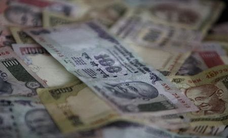 野村のアナリストは、インドルピーが８月末にかけて２％上昇すると予想した。投資資金の流入や米利下げ観測が背景。写真は２０１２年４月、ムンバイで撮影（２０２４年　ロイター／Vivek Prakash）