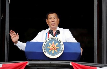 　７月６日、フィリピンのドゥテルテ大統領（写真）は、新憲法の下で２期目再選は目指さないことを明らかにした。カビテ州で６月撮影（２０１８年　ロイター/Erik De Castro）