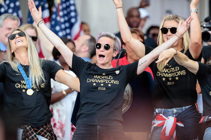 表彰セレモニーでのミーガン・ラピノー選手 Vincent Carchietta-USA TODAY Sports-REUTERS