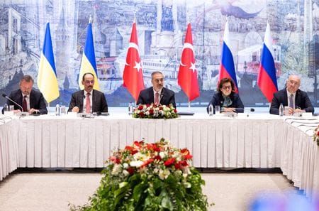 ロシアとウクライナは１６日にトルコのイスタンブールで行った約３年ぶりの直接交渉で、停戦合意に向け再度会合を開くことで原則的に合意した。写真は同日撮影の提供写真。（２０２５年　ロイター/Arda Kucukkaya/Turkish Foreign Ministry/Handout via REUTERS）