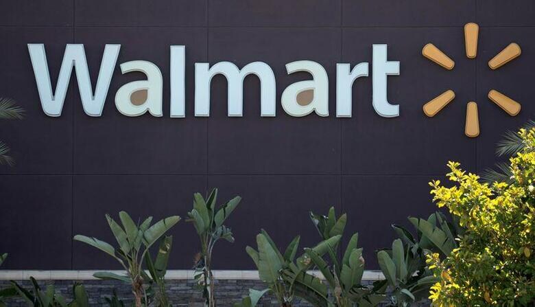 米小売り大手ウォルマートは、新型コロナウイルスワクチンが承認された後に、各州との合意に基づいて顧客と従業員へワクチンを投与すると明らかにした。写真はウォルマートのロゴ。米カリフォルニア州ローズミードで6月撮影（2020年　ロイター／Mario Anzuoni）
