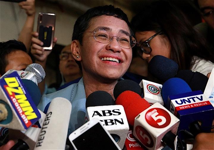 ひと晩だけで釈放されて報道陣に囲まれるマリア・レッサさん　Eloisa Lopez / REUTERS