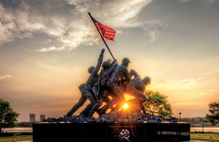 硫黄島記念碑の核となるのは敵地に打ち立てられた星条旗だ　FRANK GRACEーMOMENT／GETTY IMAGES