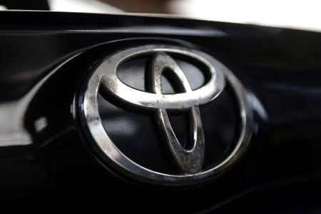 　９月１１日、トヨタ自動車は、米国ケンタッキー州の工場での高級セダン「レクサス　ＥＳ」の生産を今年いっぱいで終了し、その後、スポーツ多目的車（ＳＵＶ）の「ＲＡＶ４」と「ランドクルーザー」をベース車両にした電気自動車（ＥＶ）２車種を生産する計画だ。写真はトヨタのロゴ。７月撮影（２０２５年　ロイター/Dado Ruvic）