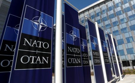 　１月３０日、ＮＡＴＯ（北大西洋条約機構）に加盟するドイツ、オランダ、ポーランドの３カ国は、軍部隊や兵器を国境を越えて移動させる際の手続き簡略化に関する合意文書に署名した。写真はＮＡＴＯ本部の入り口。ブリュッセルで２０１８年４月撮影（２０２４　ロイター／Yves Herman）