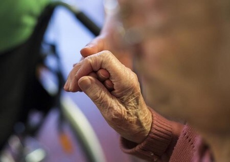 　８月１５日、ドイツ連銀は現在６５歳前後の退職年齢について、２０６０年までに６９歳に引き上げる検討を政府に求めた。写真はベルリン郊外の高齢者施設で２０１３年５月撮影（２０１６年　ロイター／Thomas Peter）