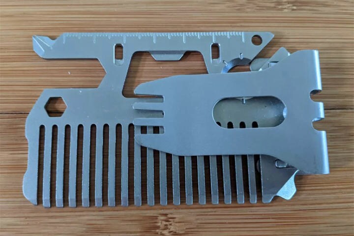 くしと先割れスプーンが目立つが、ねじ回し栓抜きなど使い途はいろいろ　SCOTT THARLER