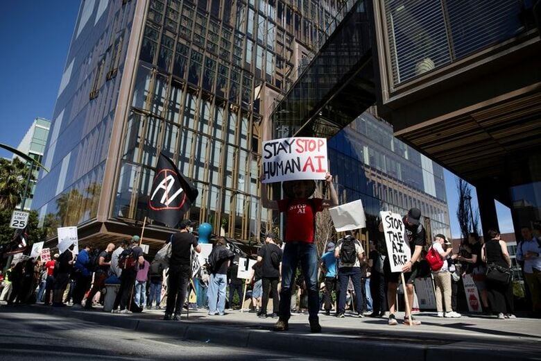 写真はAI開発に抗議する人々。3月21日、米カリフォルニア州サンフランシスコで撮影。REUTERS/Manuel Orbegozo
