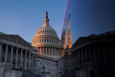 　３月１５日、ロイター／イプソスが公表した世論調査によると、超党派の米国民の８４％は、ずさんな経営で銀行が破綻した際に納税者がその費用を負担することに反対している。写真は米連邦議会議事堂。ワシントンで昨年１２月撮影（２０２３年　ロイター／Sarah Silbiger）