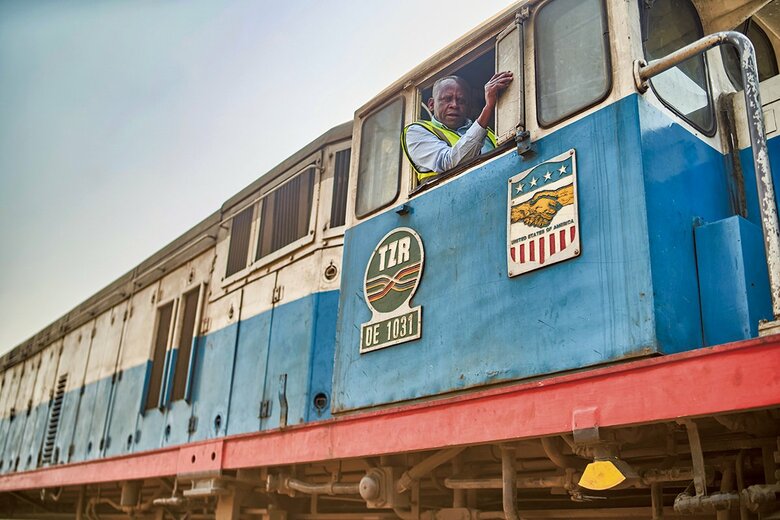 タンザン鉄道の車体にはアメリカ国旗のモチーフも（カピリムポシ駅）　ZINYANGE AUNTONY-BLOOMBERG/GETTY IMAGES