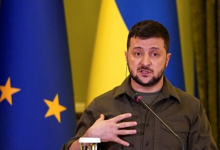 ウクライナのゼレンスキー大統領は１３日、ロシア軍がウクライナで白リン弾を使用していると主張し、民間人に対するテロ戦術を取っていると非難した。８日撮影。（２０２２年　ロイター/Janis Laizans）