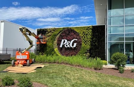 米日用品大手、プロクター・アンド・ギャンブル（Ｐ＆Ｇ）が２１日発表した２０２２―２３会計年度の第３・四半期決算（２３年１―３月期）の業績は市場予想を上回った。全ての分野の商品を平均１０％値上げしたが、全体の販売数量は３％減に抑えられたのが要因。（２０２３年　ロイター／Timothy Aeppel）