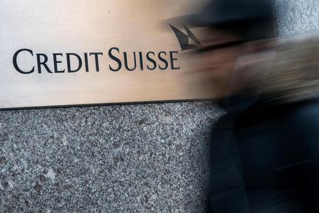 スイスの金融大手クレディ・スイスは１６日、スイス国立銀行（中央銀行）から最大５００億スイスフラン（５４０億ドル）を借り入れる選択肢を行使することで、流動性を強化するための「断固とした措置」を取ると発表した。写真は、ＣＳのロゴ。2023年3月15日にＮＹで撮影。（2023年　ロイター／Eduardo Munoz）