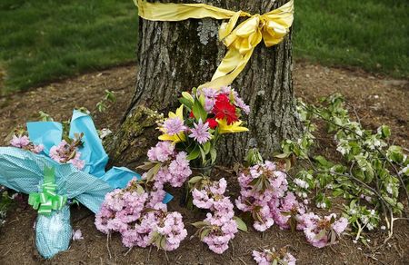 　４月２３日、米当局は、１月にパキスタンで行ったアルカイダへの無人機攻撃で、米国人とイタリア人の人質が死亡したと明らかにした。死亡した米国人人質の自宅前に手向けられた花、メリーランド州で撮影（２０１５年　ロイター／Gary Cameron）