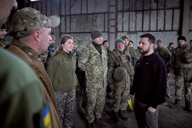 激戦が続くバフムート近郊で兵士を激励するゼレンスキー　UKRAINIAN PRESIDENTIAL PRESS OFFICEｰAP/AFLO
