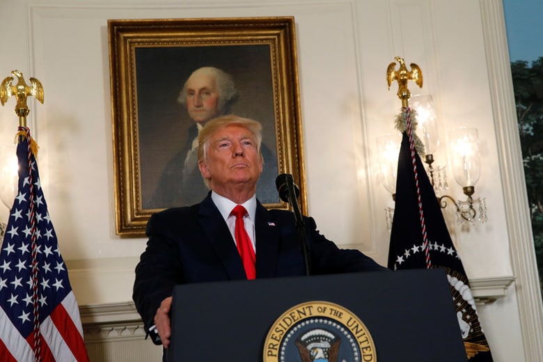 ８月１４日、米バージニア州シャーロッツビルで白人至上主義団体と反対派が衝突し少なくとも１人が死亡した事件を巡り、トランプ大統領は改めて声明を出し、ネオナチや白人至上主義団体「クー・クラックス・クラン（ＫＫＫ）」などを名指しで非難した。ワシントンで撮影（２０１７年　ロイター/Jonathan Ernst）