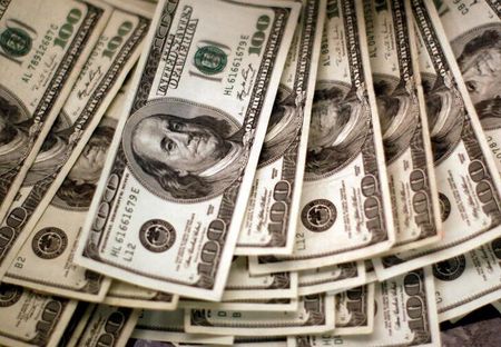 　４月１９日、午後３時のドルは、前日のニューヨーク市場終盤（１２６．９７／０１円）に比べて大幅高の１２８．１５／１７円で推移している。写真は米ドル紙幣。２００９年１１月撮影（２０２２年　ロイター/Rick Wilking）