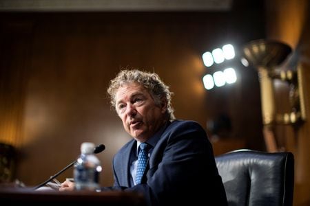 　米上院は５月１２日、４００億ドルのウクライナ向け追加支援法案の可決に向けて与野党トップが異例の協力姿勢で採決を目指したものの、支出規模に反対する共和党の財政保守派、ランド・ポール上院議員（写真）がこれを阻止し、来週に持ち越しとなった。４月２６日、ワシントンで代表撮影（２０２２年　ロイター）