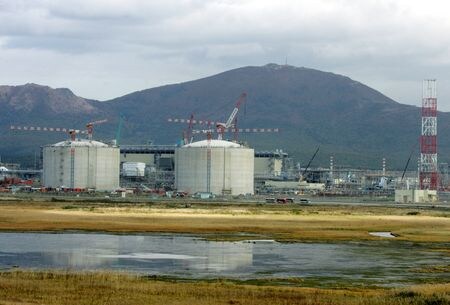 　ロシア極東サハリンでの石油・天然ガス開発事業「サハリン２」に外国企業が参加するのを引き続き認めるかどうか、全ての決定権を持つ運営会社をロシア政府が新たに設立する――。プーチン大統領が６月３０日にこうした内容を記した命令に署名した。写真は２００６年１０月に撮影された、ユジノサハリンスク近郊のサハリン２プロジェクトのＬＮＧプラント（２０２２年　ロイター/Sergei Karpukhin）