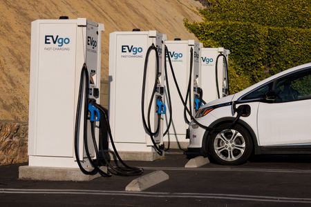 　３月６日、米会計検査院（ＧＡＯ）は、ガソリン車の販売を２０３５年までに禁止して電気自動車（ＥＶ）への移行を促すカリフォルニア州の規制をバイデン前米政権が承認したことは、議会が審査して無効化する対象にはならないとの判断を下した。写真は電力をチャージするＥＶ。米カリフォルニア州 で２０２３年１０月撮影（２０２５　ロイター／Mike Blake）