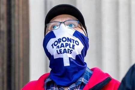 カナダ保健当局は９日、同国の新型コロナウイルス感染症による死者が最終的に１万１０００人─２万２０００人に達する可能性があるとの見通しを示した。トロントで８日撮影（２０１９年　ロイター/CARLOS OSORIO）