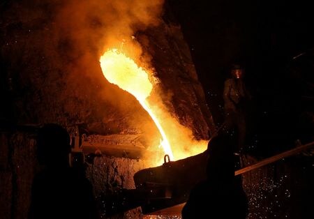 　インド鉄鋼メーカー各社が同国政府に対し、中国からの安価な鉄鋼輸入急増を抑制するため、関税を２倍に引き上げるよう要請していることが分かった。インド鉄鋼協会の書簡をロイターが確認した。写真はジャンムー郊外の製鋼所で２０１８年２月撮影（２０２４年　ロイター/Mukesh Gupta）