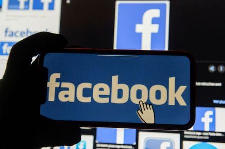 米フェイスブックのコンテンツを巡る決定が適切かどうかを判断する独立した第三者機関の「監視委員会」が、長い延期の末、米大統領選目前の１０月に始動する見通しとなった。写真イラストは携帯電話画面に映し出した同社のロゴ。２０１９年１２月作成。（２０２０年　ロイター／Johanna Geron）